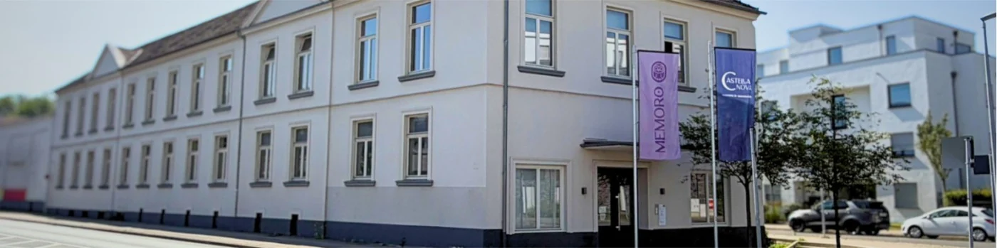 Der Hauptsitz der MEMORO AG in Essen-Kettwig mit den Fahnen von MEMORO und Castella Nova